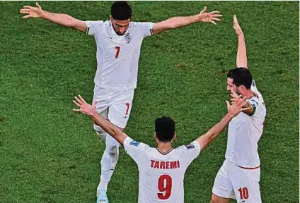  ?? Foto: AFP ?? Alireza Jahanbakhs­h, Mehdi Taremi und Karim Ansarifard (v.l.n.r.) feiern den unerwartet­en Sieg.