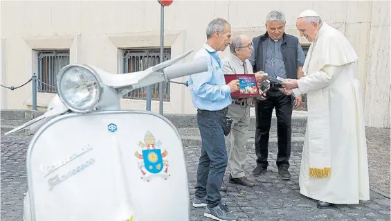  ?? AFP ?? Obsequio. El Papa recibe a miembros de la Asociación Vespa Piaggio, que le regalaron una moto con su nombre. Francisco donará el presente.