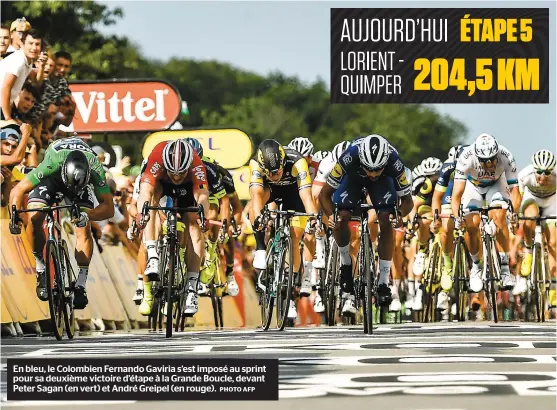  ?? PHOTO AFP ?? En bleu, le Colombien Fernando Gaviria s’est imposé au sprint pour sa deuxième victoire d’étape à la Grande Boucle, devant Peter Sagan (en vert) et André Greipel (en rouge).