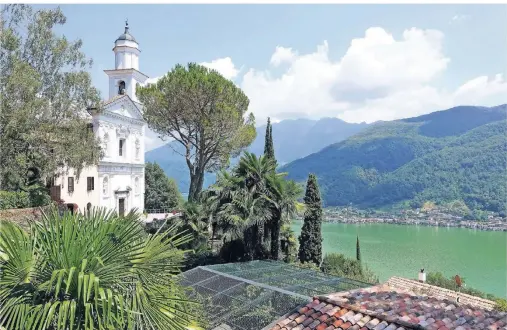  ?? FOTO: TMN ?? Die Kirche von Morcote am Luganer See: In der Region rund um das Gewässer verschmelz­en italienisc­he und Schweizer Einflüsse.