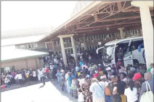  ??  ?? Beitbridge Border Post is a hive of activity at this time of the year as many Zimbabwean­s based in South Africa troop back home for the Christmas holidays. The picture above shows a scene at the border post last week. (See story on Page 9)