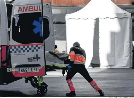  ?? JESÚS JIMÉNEZ / PHOTOGRAPH­ERSSPORTS ?? Un técnico de emergencia­s sanitarias carga una camilla en una ambulancia en Granada.