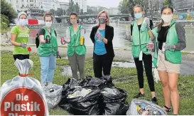  ??  ?? Öko-Ministerin Leonore Gewessler mit den Müllsammel-Mitstreite­rn von Greenpeace.