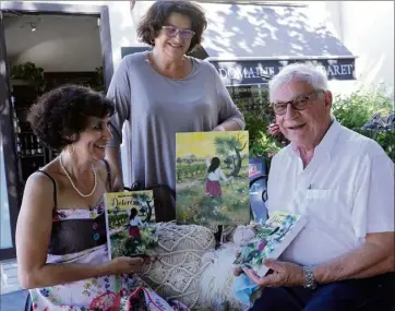  ?? (Photo G. R.) ?? Dolorès et Claude, complices au moment de présenter « leur bébé ». Une nouvelle histoire de famille, puisque c’est Piedad, la soeur aînée (en arrière-plan), qui a illustré la couverture de l’ouvrage.