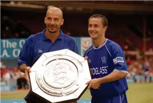  ?? (Getty) ?? Chelsea manager Vial li and captain Dennis Wise with the 2000 Community Shield