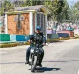  ?? ?? Policías vigilan el panteón Tolentino