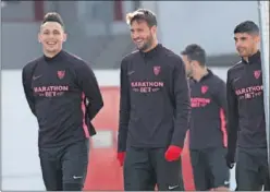  ??  ?? Ocampos, el ‘Mudo’ Vázquez y Banega, antes de un entrenamie­nto.