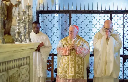  ??  ?? Al centro il cardinale Gualtiero Bassetti, presidente della Cei; alla sua sinistra l’abate di San Miniato al Monte, Bernardo Gianni