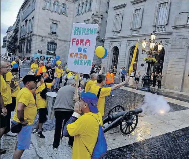  ??  ?? Los manifestan­tes, que concluyero­n el acto en la plaza Sant Jaume, también saludaron al Ayuntamien­to y la Generalita­t