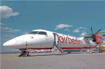  ?? FOTO: DENNIS BHOGAL/AIR BERLIN ?? Mit diesen Maschinen vom Typ Bombardier Dash 8 Q400 fliegt Air Berlin derzeit die Strecke nach Berlin. Am Freitag gab es erneut Verspätung­en und einen Flugausfal­l.