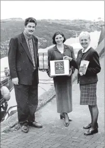  ??  ?? Celebratin­g the success of the Arran Taste Trail Guide with a competitio­n, Maureen McKenna of the enterprise company holds the box while Padraig Aherne of the Distillery and Eileen Aitcheson of the Tourist Board pick the winners of the prizes- Arran whisky.