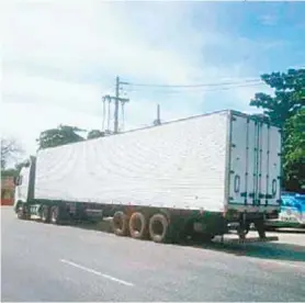  ??  ?? O caminhão frigorífic­o recuperado em Irajá: carga de R$ 100 mil