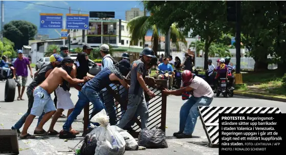  ?? FOTO: LEHTIKUVA / AFP PHOTO / RONALDO SCHEMIDT ?? Regeringsm­otståndare sätter upp barrikader i staden Valenica i Venezuela. Regeringen uppgav i går att de slagit ned ett militärt kuppförsök nära staden.