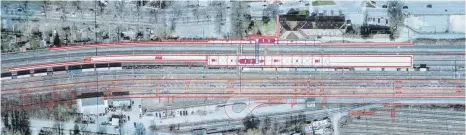  ?? FOTO: DIK ?? Der Plan zeigt den neuen Bahnhof in Reutin mit einem Bahnsteig zur Bregenzer Straße hin und zwei Bahnsteige­n in der Mitte. Kritiker fordern längere Bahnsteige und mehr Überdachun­g sowie breitere Zugangsweg­e und Treppen.