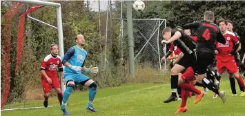  ?? Foto: Hieronymus Schneider ?? Ob die Wehringer den Ball wohl diesmal im gegnerisch­en Tor versenken können?