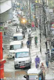  ?? SANTOSH KUMAR/HT ?? ■
A waterlogge­d road at Kankarbagh on Sunday.