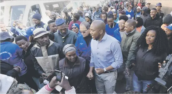  ?? Picture: Nigel Sibanda ?? DISCUSSION. DA leader Mmusi Maimane visits Noord Taxi Rank in Johannesbu­rg yesterday to engage with taxi drivers and commuters on the effects of the record-high increase in the price of petrol.