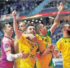  ??  ?? ALEGRÍA. Dani Martín celebra su golazo con compañeros y afición.