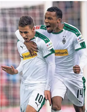  ?? FOTO: DPA ?? Doppelte Torgefahr: Thorgan Hazard (l.) und Alassane Plea haben mit ihren Treffern einen großen Anteil daran, dass Borussia Mönchengla­dbach aktuell auf Rang zwei der Bundesliga­tabelle rangiert.