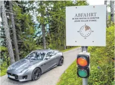  ?? FOTO: RALF LIENERT ?? Naturschüt­zer fordern, Bergstraße­n für den öffentlich­en Autoverkeh­r zu sperren. Dagegen wehren sich vor allem die Wirte der Alpen. Unser Bild zeigt den Weg, der hoch zum Falkenstei­n bei Pfronten führt.