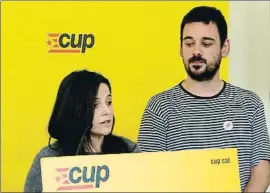  ?? JÚLIA PÉREZ / ACN ?? Maria Sirvent y Lluc Salellas, miembros de la CUP, ayer en Cervera