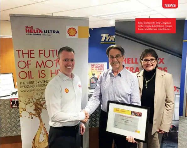  ??  ?? Shell Lubricants’Troy Chapman with Tyreline Distributo­rs owners Grant and Barbara Rushbrooke