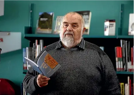  ?? WARWICK SMITH/ STUFF ?? Author and journalist Mervyn Dykes at the launch of his book Polio and me at the City Library in Palmerston North.