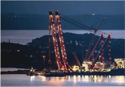  ?? FOTO: NTB SCANPIX ?? KLARGJØRES: Kranbåten «Gulliver» skal bidra til å løfte KNM Helge Ingstad opp av vannet. Nå ligger den til kai ved Hanøytange­n på Askøy i Hjeltefjor­den, hvor den blir klargjort til redningsop­erasjonen.