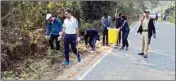  ?? PIC/MPOST ?? Officials along with people from voluntary organisati­ons picked up litter from both sides of the road