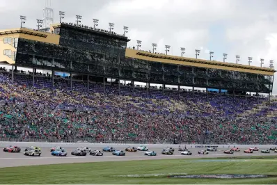  ?? The Associated Press ?? Drivers race down the front straightaw­ay at the start of a NASCAR Cup Series race at Kansas Speedway Sunday in Kansas City, Kan.