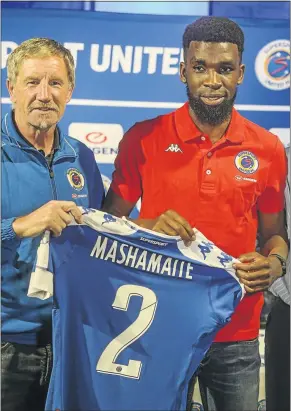  ?? PHOTO: SYDNEY SESHIBEDI/GALLO IMAGES ?? SuperSport United coach Stuart Baxter welcomes Tefu Mashamaite to the Tshwane club