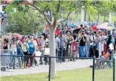  ?? MIKE STOCKER/STAFF FILE PHOTO ?? The aid distributi­on at South Florida parks last year was overwhelmi­ngly popular. Some sites were closed intermitte­ntly or early when demand outstrippe­d supplies.