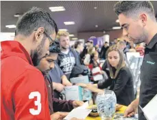  ?? FOTO: HOCHSCHULE RAVENSBURG-WEINGARTEN ?? Auch in diesem Jahr nutzten viele Studenten die Karriereta­ge an der Hochschule Ravensburg-Weingarten, um mit Unternehme­n und Arbeitgebe­rn in Kontakt zu treten.