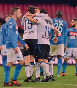  ?? GETTY - LAPRESSE ?? Le due facce del Napoli: esultante in campionato a Crotone, desolato pochi giorni dopo al San Paolo, sconfitto in coppa Italia dall’Atalanta