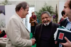  ?? (Daniel Mordzinski) ?? Theroux with his mentor VS Naipaul