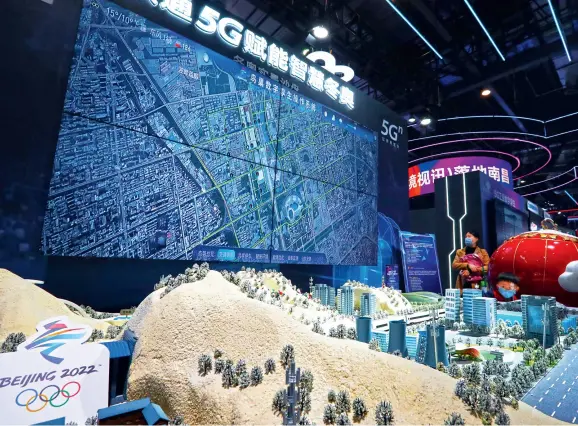  ?? ?? Le système d’exploitati­on 5G des JO d’hiver de Beijing s'affiche à l’exposition mondial du secteur de la réalité virtuelle 2021 à Nanchang (Jiangxi), le 19 octobre 2021.