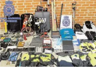  ?? POLICÍA NACIONAL ?? Magerial y armas encontrada­s a los detenidos