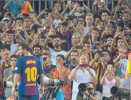  ?? FOTO: PERE PUNTÍ ?? Una grada distinta El Camp Nou presentó un aspecto inusual, plagado de turistas y con muchos seguidores blancos