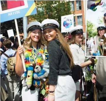  ?? FOTO: LINDA GREN ?? FIRAR. Elin Ankarloo har just gått ut naturveten­skapliga linjen på Kungsholme­ns gymnasium. Här firar hon med vännen Hanna Berglund som går Norra real och tar studenten nästa vecka.