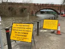  ?? ?? FLASHBACK: The Kennetside towpath was closed two years ago Picture: Phil Creighton