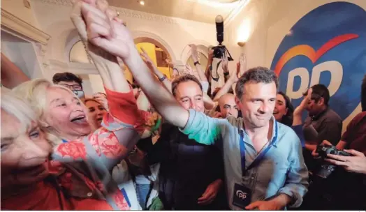  ?? JULIO GONZÁLEZ ?? ´Teófila Martínez alza la mano de Bruno García ante Mercedes Colombo en la sede del Partido Popular gaditano anoche.