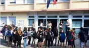  ?? (DR) ?? Les collégiens reçoivent les premières consignes avant de rejoindre leurs professeur­s en classe.