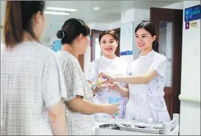  ?? JIN YUZE / FOR CHINA DAILY ?? Nurses dispense medication to patients at Kangning Hospital, Shenzhen’s only facility dedicated to the treatment of mental health issues.