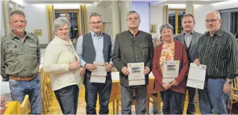  ?? FOTO: OGV ?? Bei der Hauptversa­mmlung des Obst- und Gartenbauv­ereins sind langjährig­e Mitglieder geehrt worden. Von links Richard Schwarz, Anna Kanditt, Theo Rapp, Helmut Winzinger, Hildegard Mezödi, Franz Meyer und Edgar Brenner.