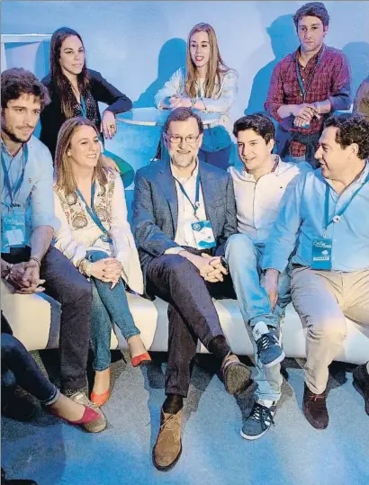  ?? JULIO MUÑOZ / EFE ?? El presidente Mariano Rajoy mantuvo un encuentro con jóvenes durante la convención nacional del PP
