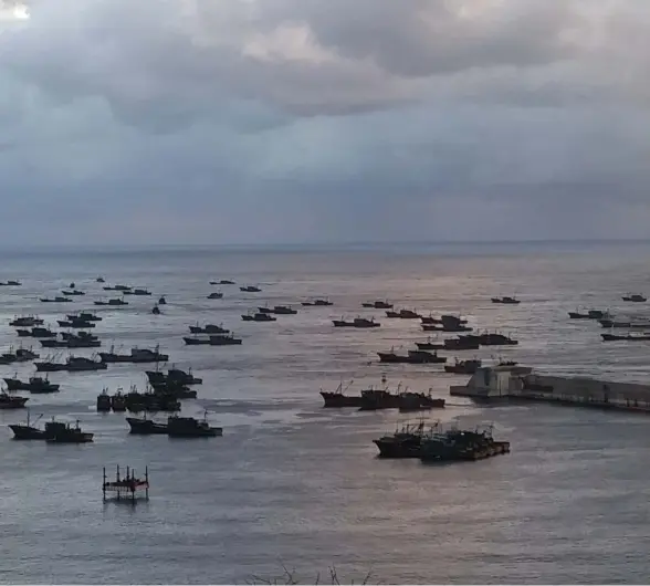  ?? FOTO: THE OUTLAW
OCEAN PROJECT ?? Kinesiska trålare ligger för ankar vid ön Ulleungdo utanför den sydkoreans­ka kusten i oktober 2016. Kinas dominans och fiskeuttag på världshave­n får konsekvens­er för fiskbestån­den och för internatio­nella relationer.