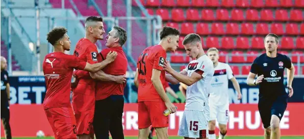  ?? Foto: Roland Geier ?? Kaum zu halten war Ingolstadt­s Kapitän Stefan Kutschke (2. v. links) nach dem Schlusspfi­ff. Und auch Filip Bilbija (4. von links) gab Nürnbergs Fabian Nürnberger noch ein paar nette Worte mit.