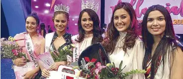  ??  ?? As Eat, Bulaga’s first Miss Millennial Philippine­s, Julia Gonowon of Camarines Sur bagged not just a crown, but also a condo unit from Bria Homes, a Mitsubishi Montero Sport and a cash prize of P500,000. Above: She is flanked by (from left) Aklan’s...