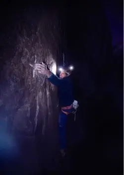  ?? ?? Page de droite : Siebe se relâche dans le finish plus facile de la longueur 9 du Dawn Wall, un 8a+ technique tout de même.