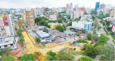  ??  ?? Obras civiles de canalizaci­ón en el tramo del arroyo de la calle 76 con carrera 51.